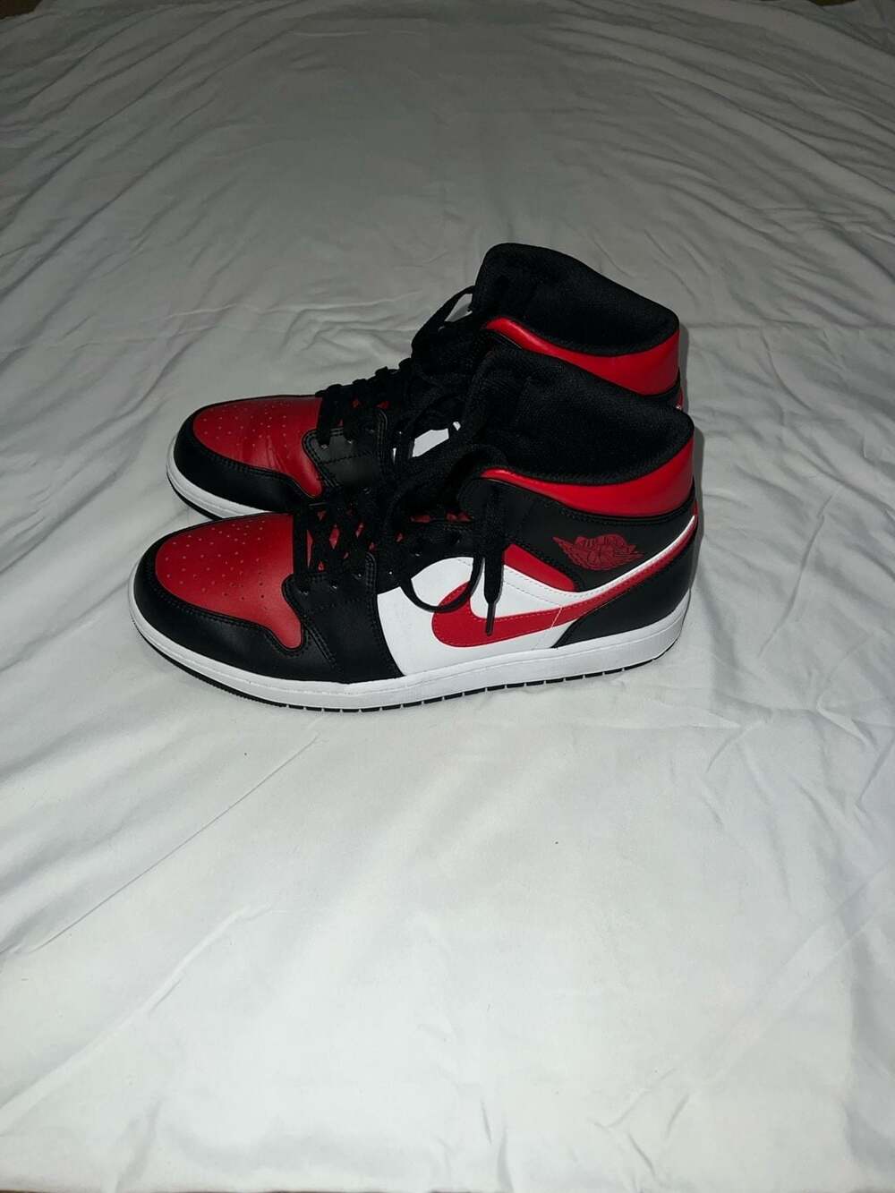 Air Jordan 1 Mid Bred Toe Black Fire Red White 554724-079